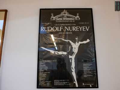 Tra queste il poster del grande Rudolf Nureyev, che si esib� a Bari nel 1981 in uno storico spettacolo al Petruzzelli